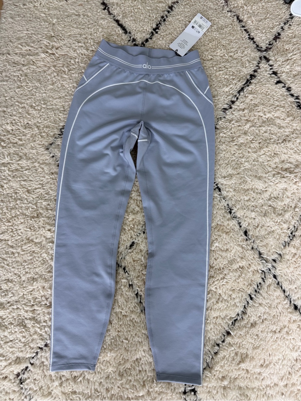 ALO Yoga winter ❄️ frost Heartthrob Leggings with White Piping NWT size Small - Picture 2 of 3